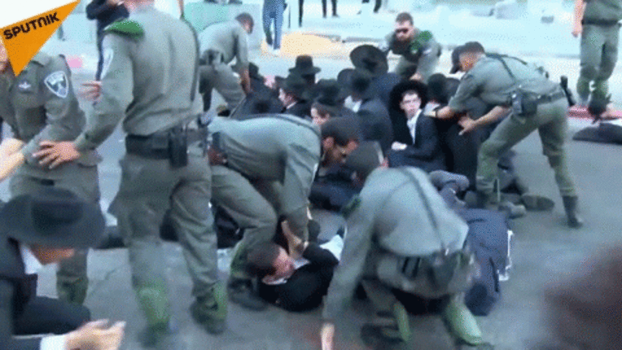 Israeli police scuffle with an ultra-Orthodox Jewish man as he takes part in a protest against the detention of a fellow community member who evaded a military draft order, in Jerusalem August 2, 2018. - Sputnik Afrique
