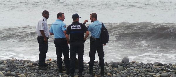 Des policiers et gendarmes français sur la plage de La Réunion où un débris d'avion a été retrouvé en 2015 - Sputnik Afrique