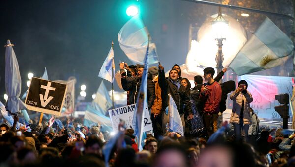 Activistas contra la legalización del aborto en Argentina celebran el resultado de la votación en el Congreso Nacional - Sputnik Afrique