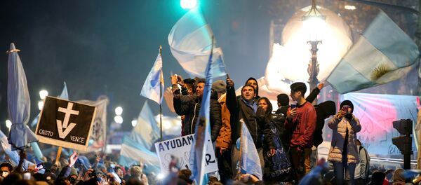 Activistas contra la legalización del aborto en Argentina celebran el resultado de la votación en el Congreso Nacional - Sputnik Afrique