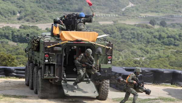 Taiwanese soldiers carrying anti-tank Apilas weapons exit a CM33 Fighting Vehicle during the annual Han Kuang exercises. (File) - Sputnik Afrique