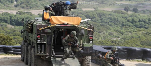 Taiwanese soldiers carrying anti-tank Apilas weapons exit a CM33 Fighting Vehicle during the annual Han Kuang exercises. (File) - Sputnik Afrique