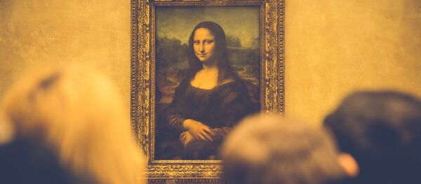 People looking at Leonardo da Vinci's Mona Lisa - Sputnik Afrique