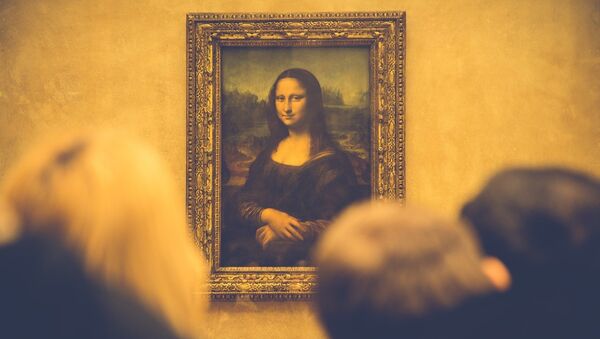 People looking at Leonardo da Vinci's Mona Lisa - Sputnik Afrique