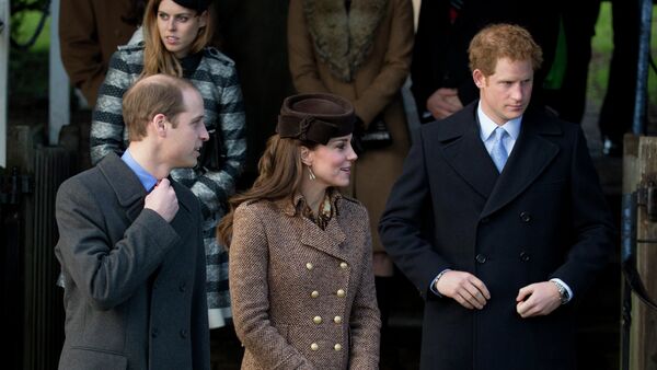 Britain's Prince William, left, his wife Kate Duchess of Cambridge and brother Prince Harry leave after attending the British royal family's traditional Christmas Day church service - Sputnik Afrique