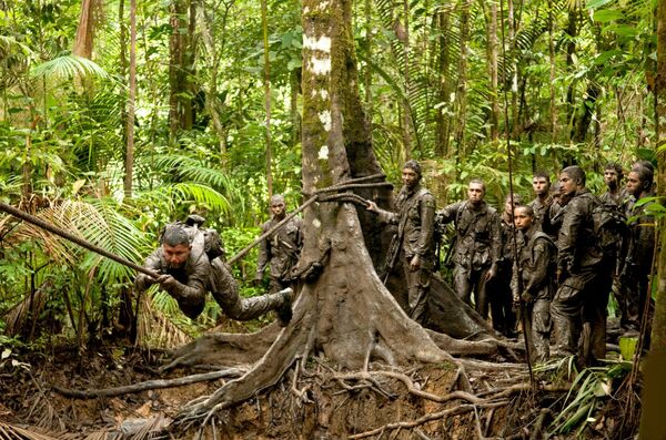 Guyane française: un Indien apprend à ses camarades de l’armée à survivre dans la jungle Guyane française: un Indien apprend à ses camarades de l’armée à survivre dans la jungle - Sputnik Afrique
