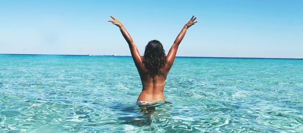 Une jeune fille sur la plage - Sputnik Afrique