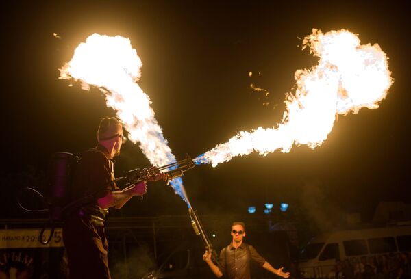 Danses avec du feu «apprivoisé»: le festival Crimée Fire Fest à Koktebel - Sputnik Afrique
