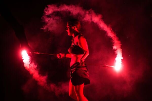 Danses avec du feu «apprivoisé»: le festival Crimée Fire Fest à Koktebel - Sputnik Afrique