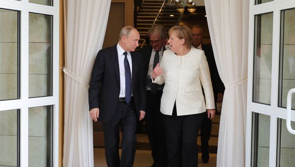 Vladimir Poutine et Angela Merkel - Sputnik Afrique