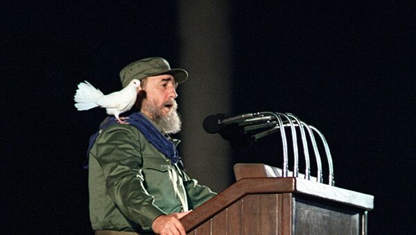 Fidel Castro s’adresse aux jeunes lors des célébrations marquant le 30e anniversaire de la révolution cubaine. La Havane, le 8 janvier 1989. - Sputnik Afrique