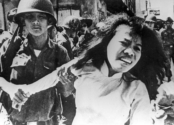 Des soldats américains arrêtent des Vietnamiens soupçonnés d’être liés aux guérilleros. Guerre du Vietnam Des soldats américains arrêtent des Vietnamiens soupçonnés d’être liés aux guérilleros. Guerre du Vietnam - Sputnik Afrique