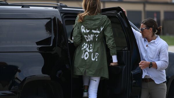 US First Lady Melania Trump departs Andrews Air Rorce Base in Maryland June 21, 2018 wearing a jacket emblazoned with the words I really don't care, do you? following her surprise visit with child migrants on the US-Mexico border. MANDEL NGAN / AFP - Sputnik Afrique