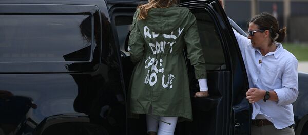 US First Lady Melania Trump departs Andrews Air Rorce Base in Maryland June 21, 2018 wearing a jacket emblazoned with the words I really don't care, do you? following her surprise visit with child migrants on the US-Mexico border. MANDEL NGAN / AFP - Sputnik Afrique