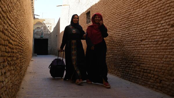 Женщины идут по улице тунисского города. - Sputnik Afrique