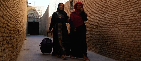 Женщины идут по улице тунисского города. - Sputnik Afrique