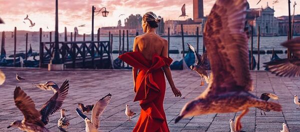 La «Jeune fille en robe» voyage dans différents pays - Sputnik Afrique