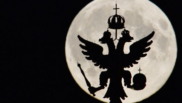 Silhueta do escudo da Rússia no Kremlin com Lua no fundo - Sputnik Afrique