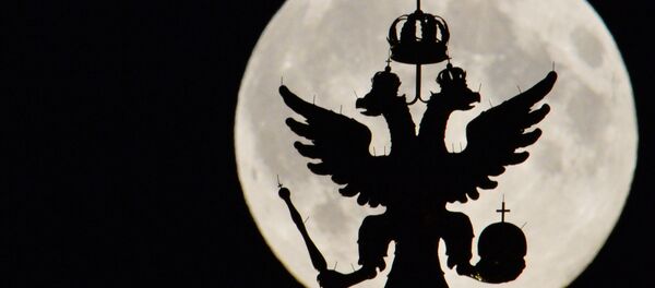 Silhueta do escudo da Rússia no Kremlin com Lua no fundo - Sputnik Afrique