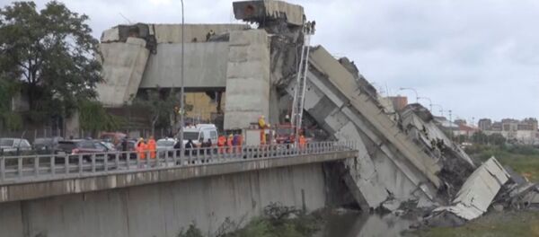 Rescue workers are seen at the collapsed Morandi Bridge in the Italian port city of Genoa, Italy August 14, 2018 in this still image taken from a video - Sputnik Afrique
