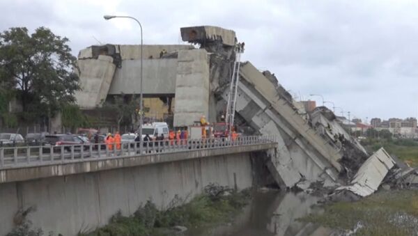 Rescue workers are seen at the collapsed Morandi Bridge in the Italian port city of Genoa, Italy August 14, 2018 in this still image taken from a video - Sputnik Afrique