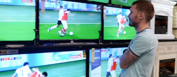 Болельщик во время просмотра трансляции матча группового этапа чемпионата мира по футболу между сборными России и Египта в магазине в Ростове-на-Дону. - Sputnik Afrique