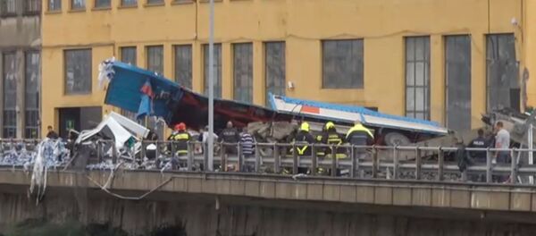 Rescue workers are seen at the collapsed Morandi Bridge in the Italian port city of Genoa, Italy August 14, 2018 in this still image taken from a video - Sputnik Afrique