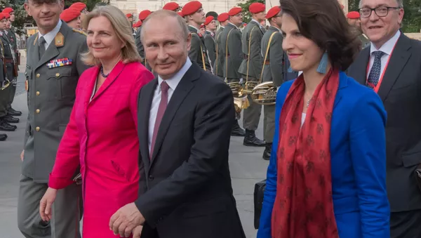 5 июня 2018. Президент РФ Владимир Путин и министр европейских, интеграционных и иностранных дел Австрии Карин Кнайсль на церемонии возложения венка к монументу в честь советских воинов, погибшим при освобождении Австрии от фашизма, на площади Шварценбергплац в Вене.