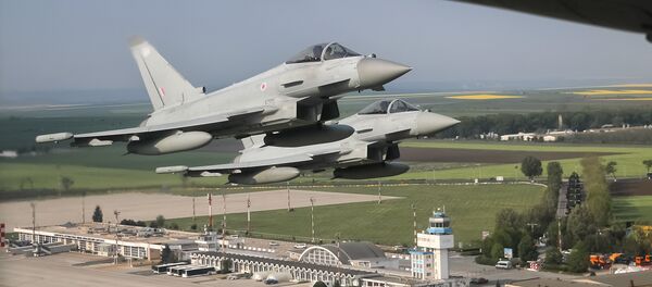 Des chasseurs Eurofighter Typhoon de la Royal Air Force survolent la base Mihail-Kogalniceanu en Roumanie - Sputnik Afrique