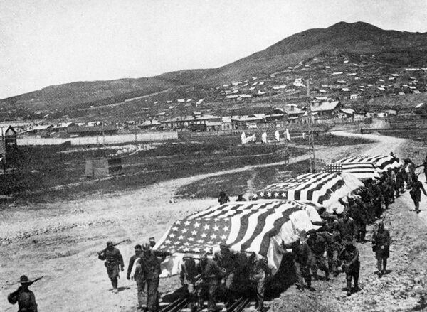 Des soldats américains transportant des plateformes avec des corps de soldats tués dans les combats en Extrême-Orient pour ensuite les envoyer aux États-Unis, 1920 Des soldats américains transportant des plateformes avec des corps de soldats tués dans les combats en Extrême-Orient pour ensuite les envoyer aux États-Unis, 1920 - Sputnik Afrique