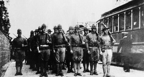 Un détachement de soldats américains dans une rue de Vladivostok Un détachement de soldats américains dans une rue de Vladivostok - Sputnik Afrique