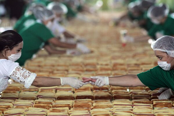 Des Mexicains préparent des hot-dogs pour battre le record Guinness de la plus longue file de hot-dogs à Guadalupe, au Mexique - Sputnik Afrique
