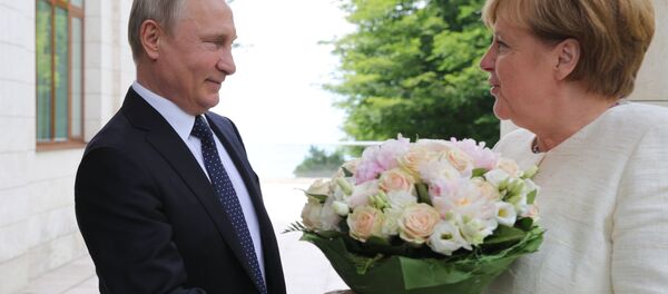 Президент РФ Владимир Путин и федеральный канцлер ФРГ Ангела Меркель во время встречи в Сочи - Sputnik Afrique