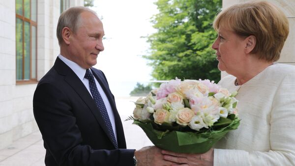 Президент РФ Владимир Путин и федеральный канцлер ФРГ Ангела Меркель во время встречи в Сочи - Sputnik Afrique