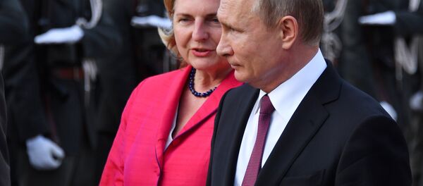 La ministre autrichienne des Affaires étrangères, Karin Kneissl, et le Président russe Vladímir Poutine La ministre autrichienne des Affaires étrangères, Karin Kneissl, et le Président russe Vladímir Poutine - Sputnik Afrique