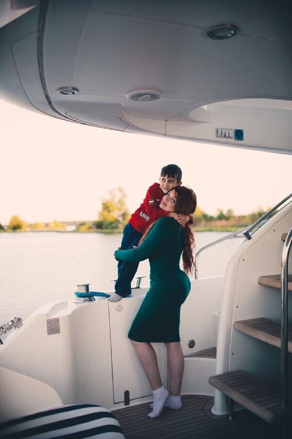 Yulia Rybakova et son fils Yulia Rybakova et son fils - Sputnik Afrique