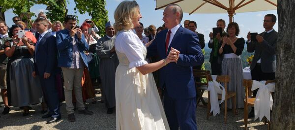 Vladimir Poutine au mariage de la ministre autrichienne Karin Kneissl - Sputnik Afrique