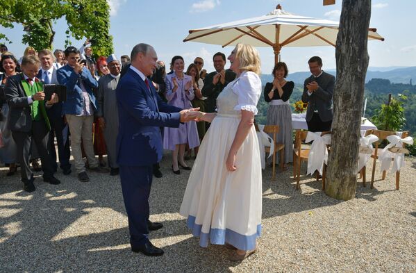 Vladimir Poutine au mariage de la ministre autrichienne Karin Kneissl - Sputnik Afrique