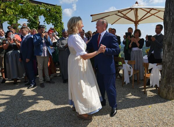 Vladimir Poutine au mariage de la ministre autrichienne Karin Kneissl - Sputnik Afrique