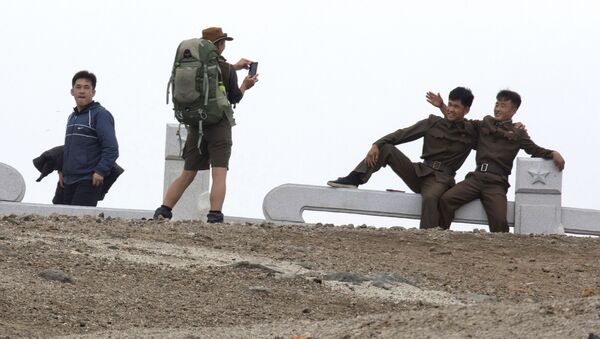 Австралийская туристка фотографирует корейских военнослужащих по пути к горе Пэктусан в КНДР - Sputnik Afrique