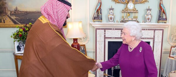 Mohammed ben Salmane avec la reine Elisabeth Mohammed ben Salmane avec la reine Elisabeth - Sputnik Afrique