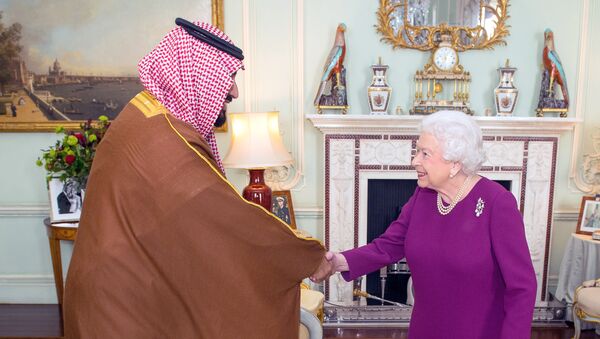 Mohammed ben Salmane avec la reine Elisabeth - Sputnik Afrique