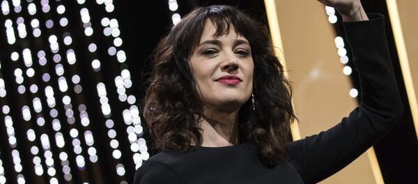 Actress Asia Argento gestures on stage during the closing ceremony of the 71st international film festival, Cannes, southern France, Saturday, May 19, 2018 - Sputnik Afrique