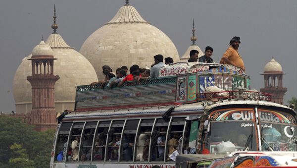 Пассажиры в переполненном автобусе едут, чтобы отпраздновать дома Курбан-байрам, Лахор, Пакистан - Sputnik Afrique