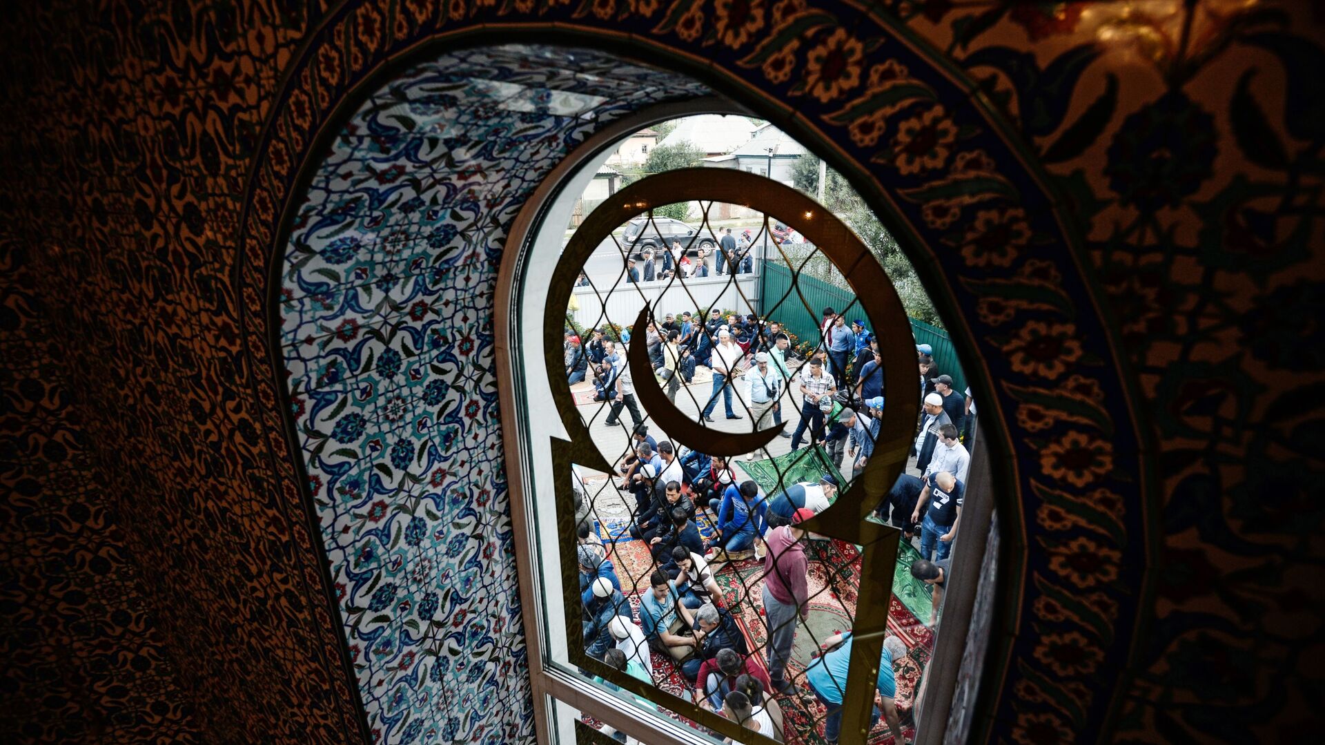 Верующие в праздник Курбан-Байрам у Соборной мечети Барнаула - Sputnik Afrique, 1920, 27.09.2021