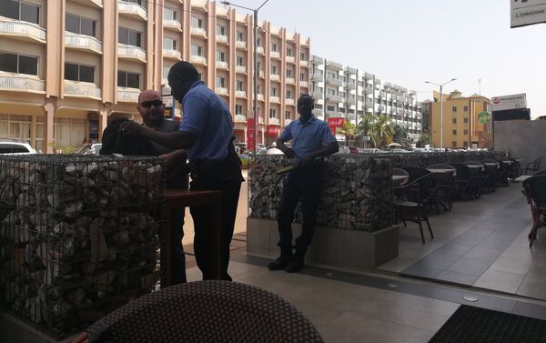 Fouille et inspection minutieuses par des vigiles à l’entrée du café-restaurant. Juin 2018 - Sputnik Afrique