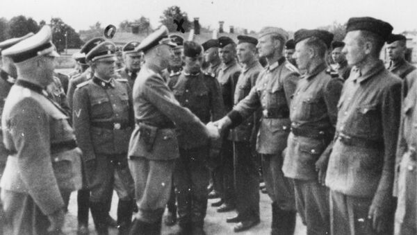 This 1942 photo provided by the the public prosecutor's office in Hamburg via the United States Holocaust Memorial Museum, shows Heinrich Himmler, center left, shaking hands with new guard recruits at the Trawniki concentration camp in Nazi occupied Poland. - Sputnik Afrique