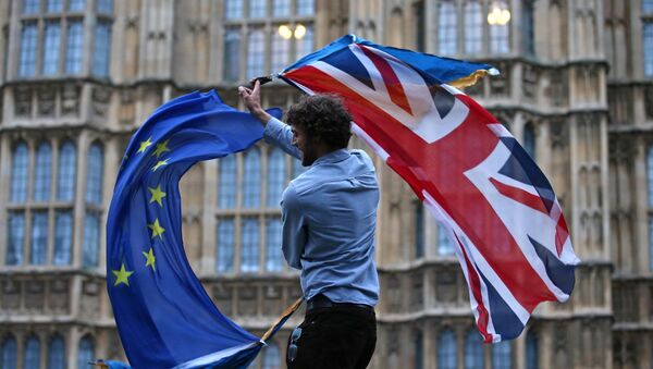 A man waves both a Union flag and a European flag together on College Green outside The Houses of Parliament at an anti-Brexit protest in central London on June 28, 2016. - Sputnik Afrique