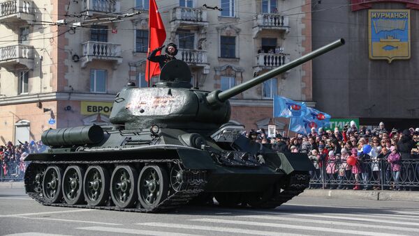 Un char T-34 participe à un défilé militaire en Russie (image d'illustration) - Sputnik Afrique