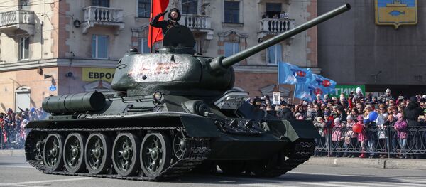 Un char T-34 participe à un défilé militaire - Sputnik Afrique